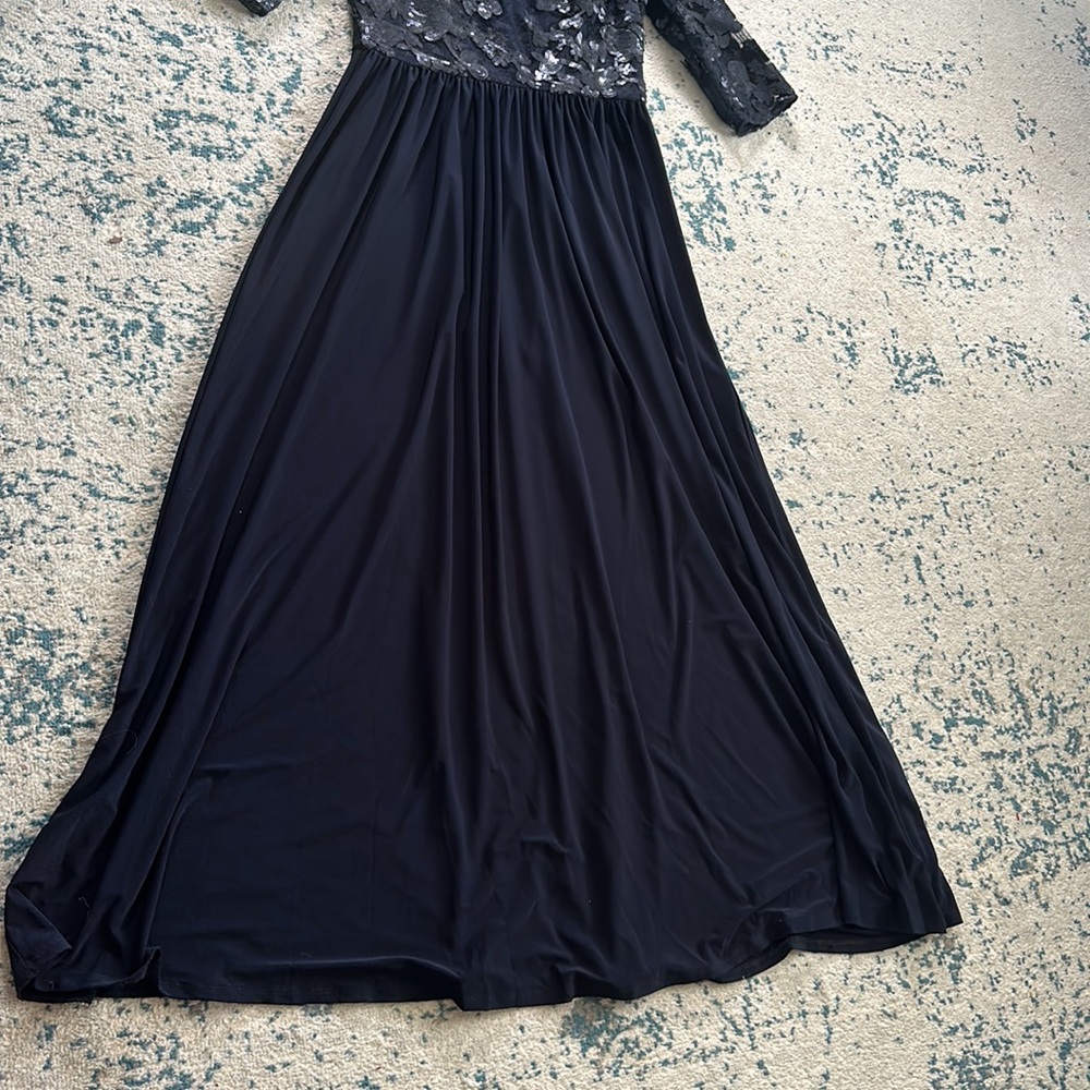 Vera Wang Formal Gown - Picture 4 of 8